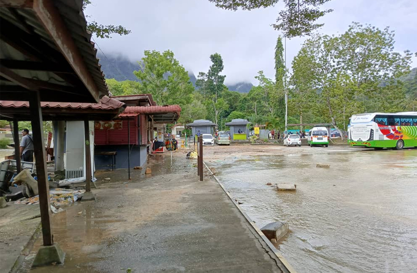 Keadaan kawasan parkir kereta kabel Langkawi selepas air surut.
