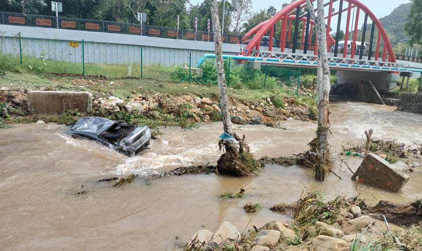 Sebuah kereta dihanyutkan kepala air di kawasan letak kenderaan kereta kabel Langkawi.