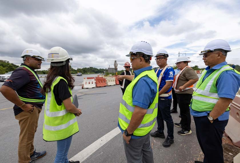 Menteri Kerja Raya Datuk Seri Alexander Nanta Linggi