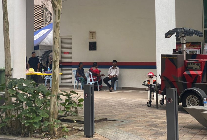 Ahli keluarga dilihat berada dalam keadaan sugul dan sesekali mengalirkan air mata.