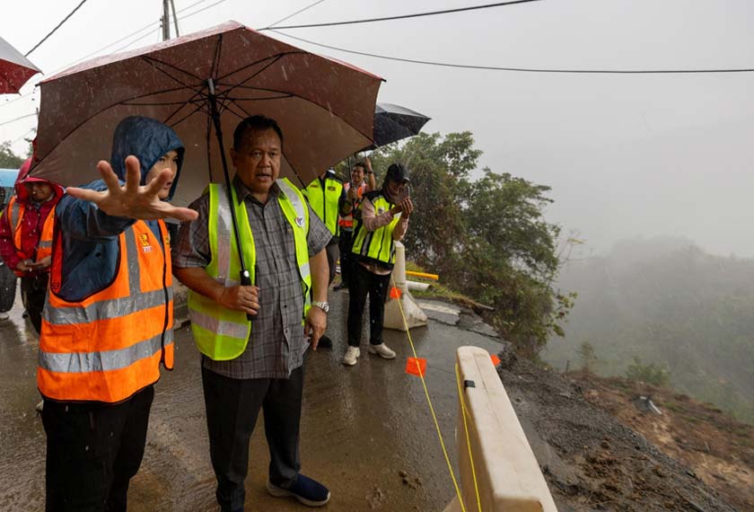 Menteri Kerja Raya Datuk Seri Alexander Nanta Linggi