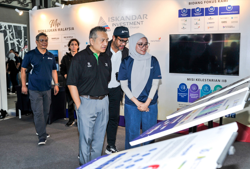 Datuk Amirul Feisal Wan Zahir melihat pameran syarikat di bawah Khazanah Nasional pada Program #BerbudiBersama di Johor di Mall of Medini.