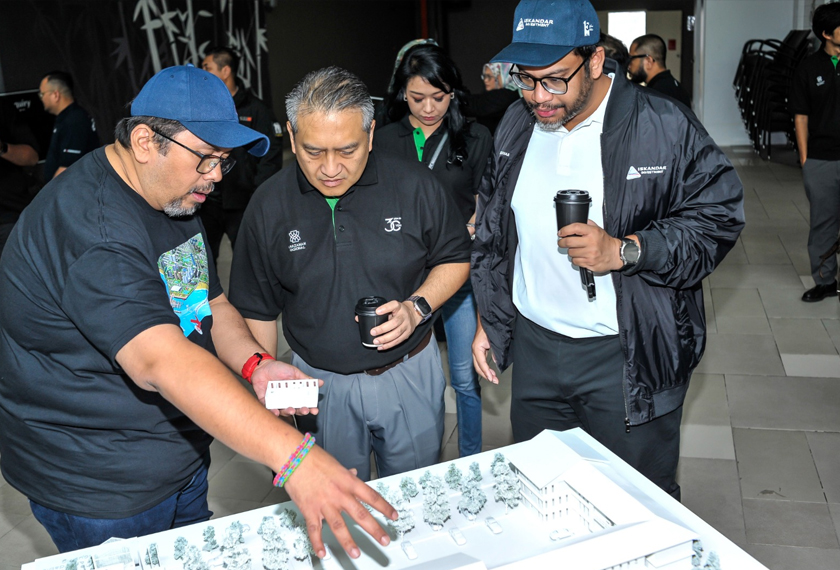 Datuk Amirul Feisal Wan Zahir mendengar penerangan CEO UEM Sunrise, Sufian Abdullah (kiri) mengenai prototaip rumah mampu milik yang lebih efisyen dan selesa.