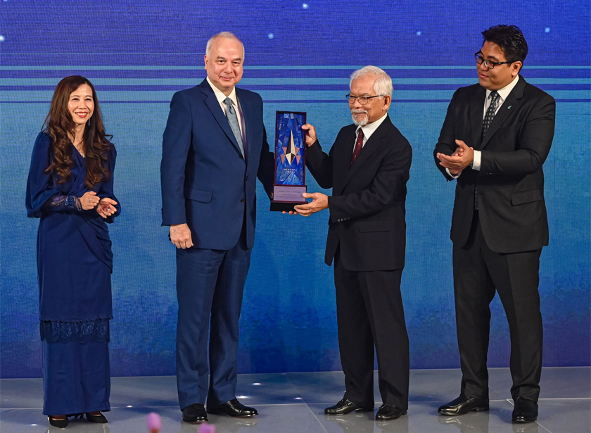 Dr. Abu Bakar berpesan supaya anak muda pelajari pelbagai bahasa dan harus punyai keinginan untuk bersaing.