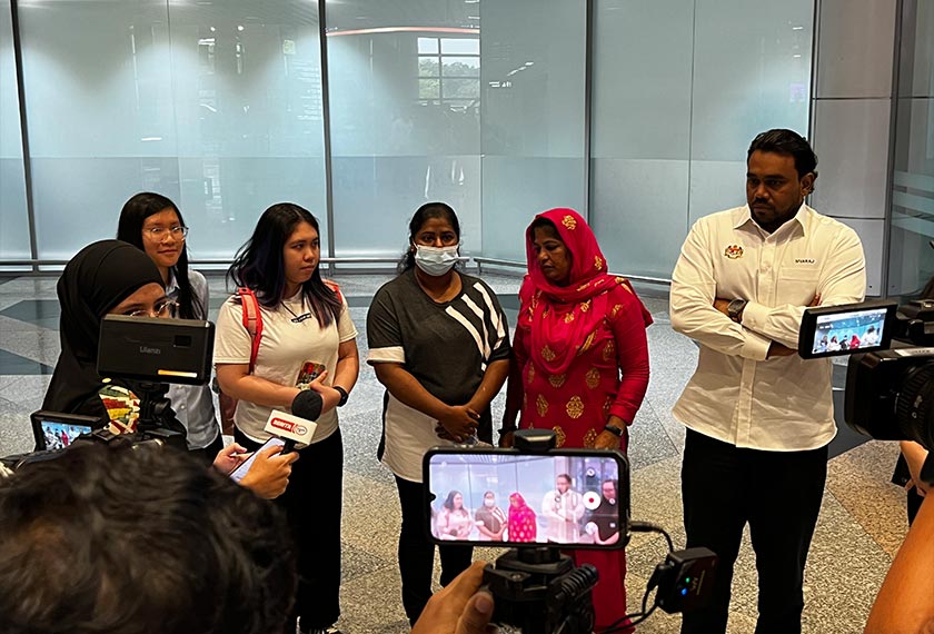 Kepulangan wanita itu disambut anak perempuannya, R Uma Sangari; Ahli Dewan Negara, Datuk Sivaraj Chandran dan pegawai Kementerian Luar. - Foto Astro AWANI