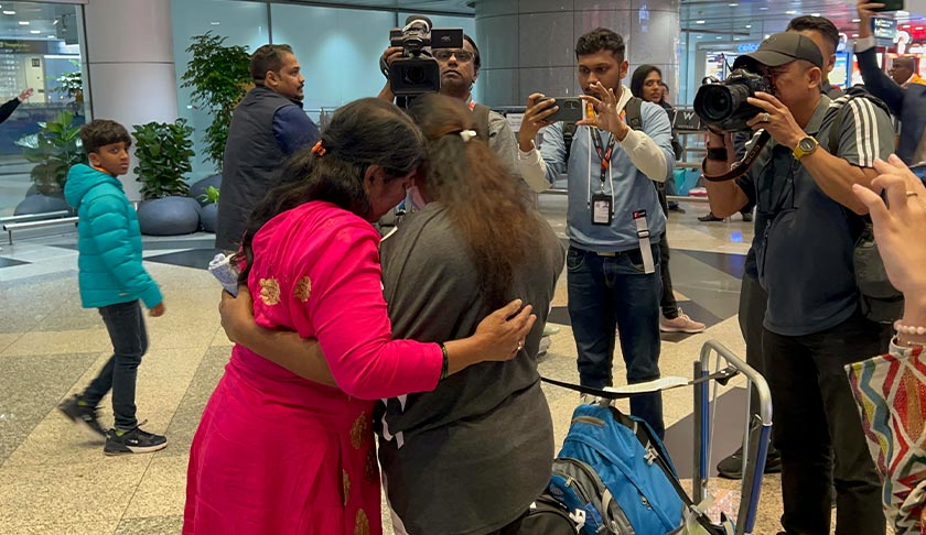 Kegembiraan dan kelegaan jelas terpancar di wajah Mala sejurus melihat ahli keluarganya di KLIA - Foto Astro AWANI