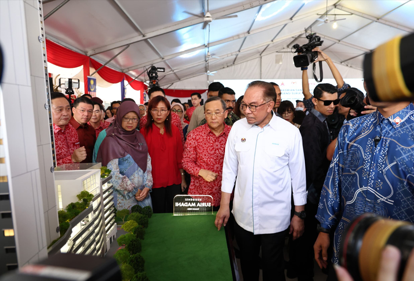Prime Minister, Dato’ Seri Anwar Ibrahim officiated the launch and groundbreaking ceremony of Residensi Suria Madani in Taman Desa. 