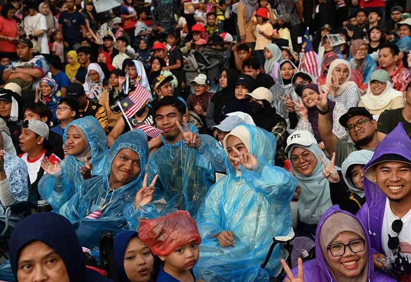 Walaupun hujan membasahi bumi seketika pada awal pagi, namun ia tidak mematahkan semangat dan keterujaan penonton yang hadir untuk melihat perarakan penuh. FOTO: Jabatan Penerangan Malaysia