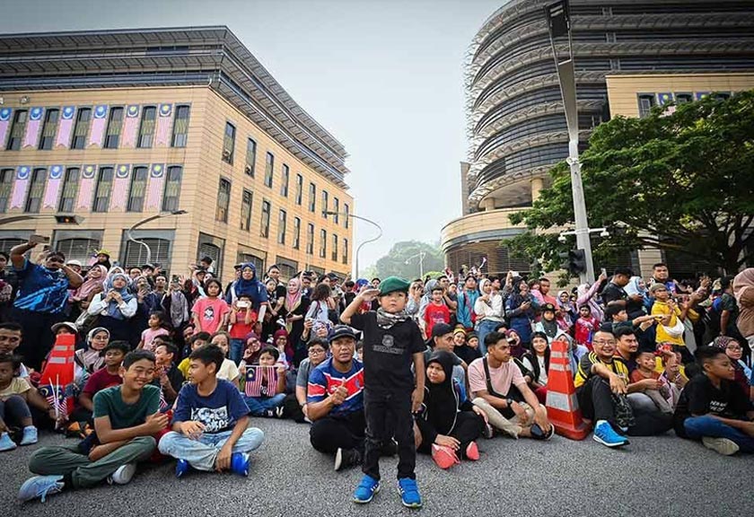 Telatah salah seorang penonton cilik yang memberikan tabik hormat kepada peserta perarakan sepanjang acara sambutan Hari Kebangsaan 2024