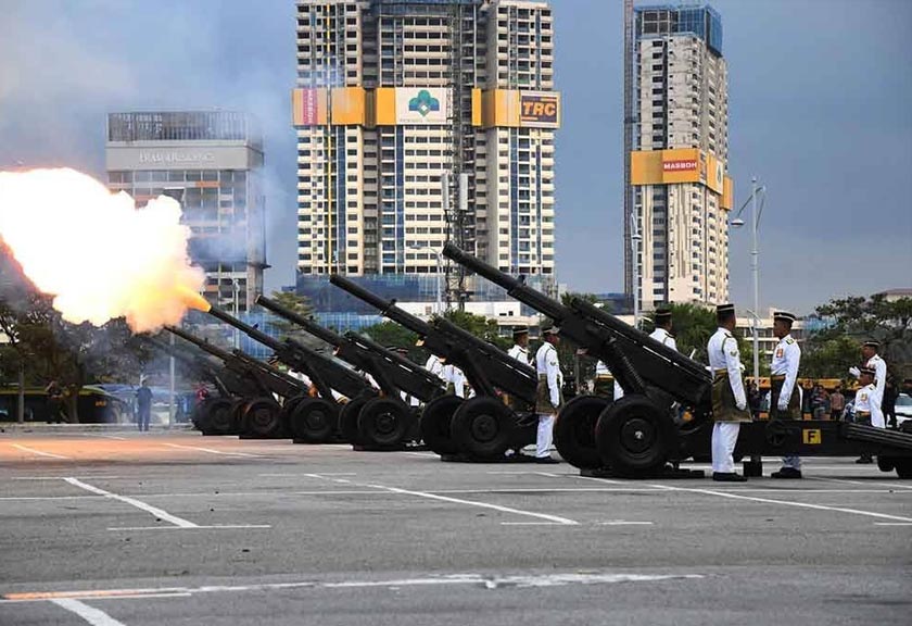 14 das tembakan meriam kehormat dilepaskan bagi melambangkan 14 negeri dalam Malaysia. - Foto: Jabatan Penerangan Malaysia.