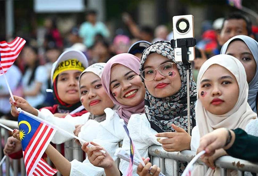 Orang ramai teruja melihat dengan dekat acara sambutan Hari Kebangsaan 2024