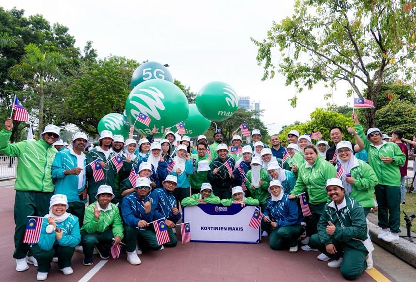 Kontinjen Maxis bergambar sebelum melakukan sesi raptai penuh bagi Hari Kebangsaan 2024 di Dataran Putrajaya. - Gambar Maxis