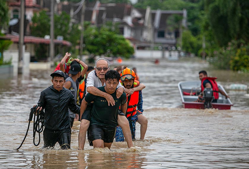  Hujan berterusan sejak malam tadi menyebabkan taman itu dilanda bah setinggi paras dada malah ada kenderaan telah ditenggelami air hingga paras cermin kereta. - Bernama 