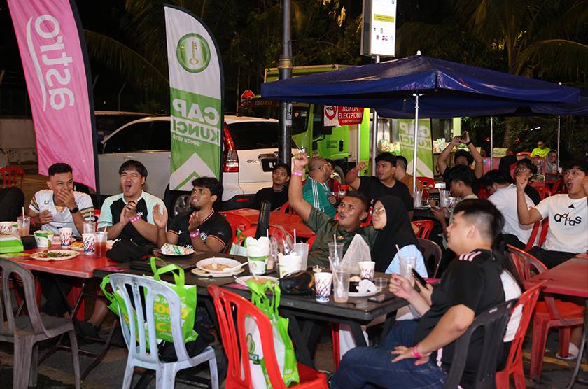 Para pelanggan bersorak kegembiraan menyambut jaringan yang dihasilkan pada perlawanan malam itu. – Gambar AstroBiz