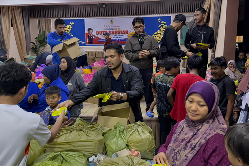 Pengalaman melalui banjir menjentik emosi Khairul Aming untuk membantu mangsa yang memerlukan bantuan.