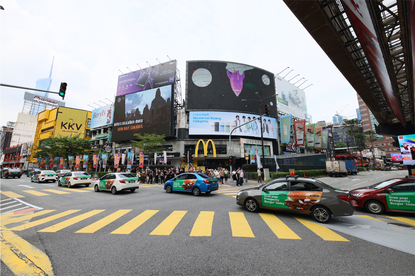 Gimik pengenalan kempen 'ProsperityKu' dengan kolaborasi bersama Grab di persimpangan Bukit Bintang, Kuala Lumpur.
