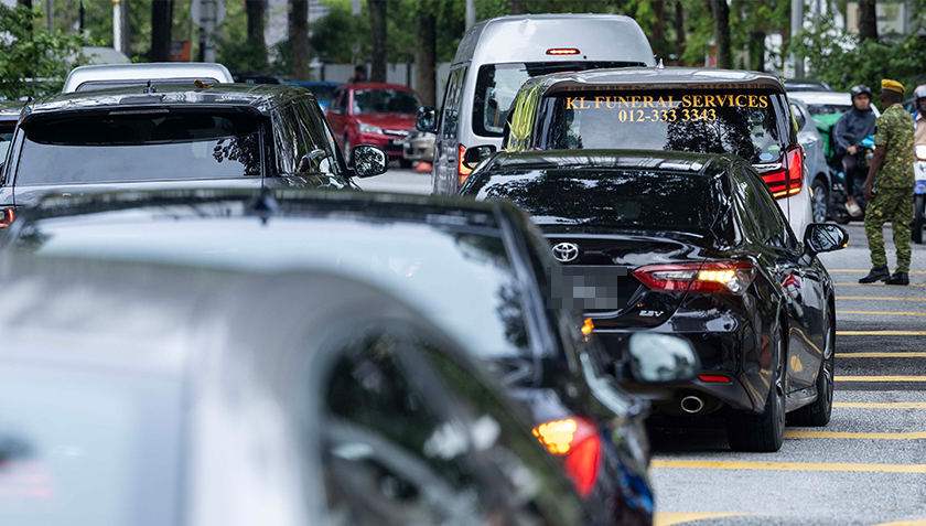 Mendiang dibawa keluar dari kediamannya di Brickfields, kira-kira pukul 9.45 pagi untuk dibakar, selepas selesai upacara keagamaan mengikut agama Hindu. 