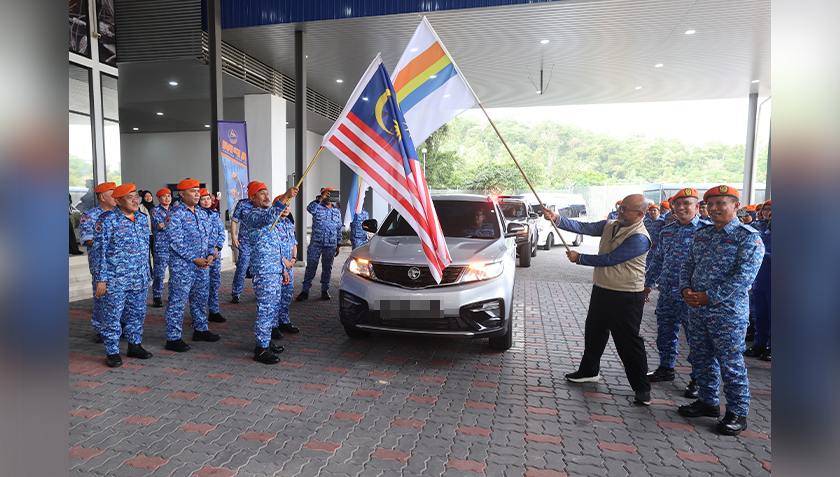 Aminurrahim (tiga, kiri) menyempurnakan Majlis Pelepasan Skuad Ihsan MADANI NADMA APM di Ibu Pejabat APM hari ini. --fotoBERNAMA
