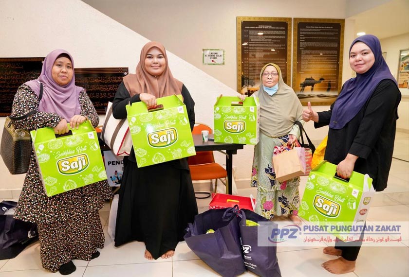 Empat dari 200 orang penerima bantuan program FGV Seikhlas Hati yang menerima pek makanan FGV dan sumbangan wang tunai berjumlah RM550 seorang.