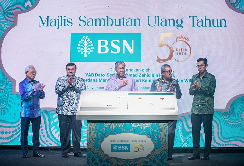 Timbalan Perdana Menteri, Datuk Seri Ahmad Zahid Hamidi turut menyempurnakan pelancaran Laporan Kelestarian BSN yang memberi gambaran jelas mengenai usaha BSN dalam memastikan aspek kelestarian di semua operasi. - Gambar BSN