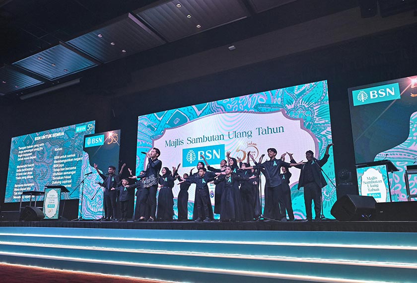 Kumpulan koir dan johan Bintang Kewangan 2024 menyerikan lagi malam penuh bermakna itu dengan persembahan mengasyikkan. - Gambar BSN