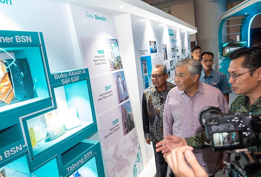 Datuk Seri Ahmad Zahid Hamidi melakukan lawatan ke Galeri Ulang Tahun BSN ke-50 dan Pavilion Mikro Madani. - Gambar BSN