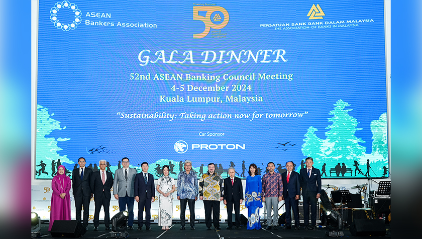 Datuk Khairussaleh Ramli (tengah) bersama pemimpin-pemimpin bank di Malaysia pada makan malam gala meraikan ulang tahunnya yang ke-50.