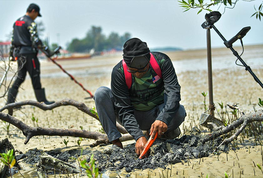 Barangan logam yang bahaya seperti paku, mata kail, besi karat atau serpihan botol kaca akan dikumpulkan dan diasingkan lalu dibuang di tempat selamat. - Foto BERNAMA