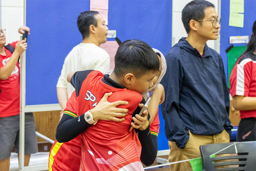 Antara momen manis salah seorang anak istimewa yang ditemani ibunya bagi memberi semangat dan sokongan pada Hari Sukan SPARK CDC. – Gambar SPARK CDC