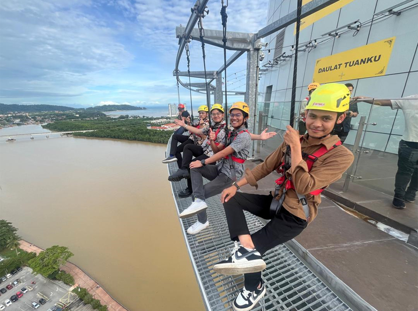 Di Kuantan 188, para pelancong boleh menikmati pemandangan panorama bandar dan Sungai Kuantan serta merasai keseronokan aktiviti seperti ‘Sky Walk” dan “Drop Zone.” – Gambar Astro AWANI