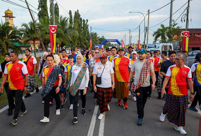  Sultan Selangor, Sultan Sharafuddin Idris Shah (empat kanan) dan Tengku Permaisuri Selangor, Tengku Permaisuri Norashikin (empat, kiri) turut berkenan berlari bersama kira-kira 2,500 peserta Program Larian Kebajikan dan Inklusiviti Teras Aspirasi (KITA). - Foto BERNAMA