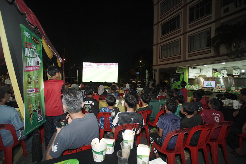 Tiada pengalaman tontonan bola sepak yang lebih baik daripada menonton beramai-ramai di restoran mamak.