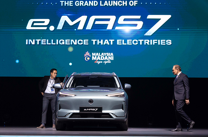 Proton melancarkan kenderaan elektrik (EV) pertama keluaran nasional, e.MAS 7. - Foto Astro AWANI