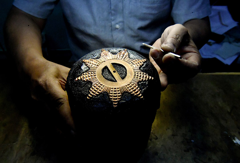 Proses mengukir pingat darjah kebesaran di Kilang Mariwasa baru-baru ini. - Gambar Bernama