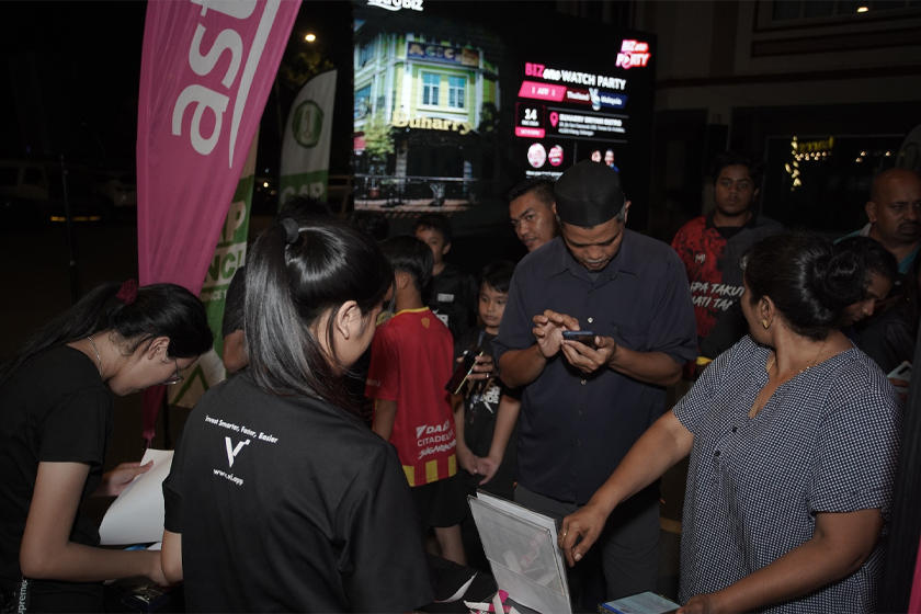 Orang ramai mendaftar untuk mendapat peluang memenangi hadiah cabutan bertuah dan cenderamata dari penganjur.