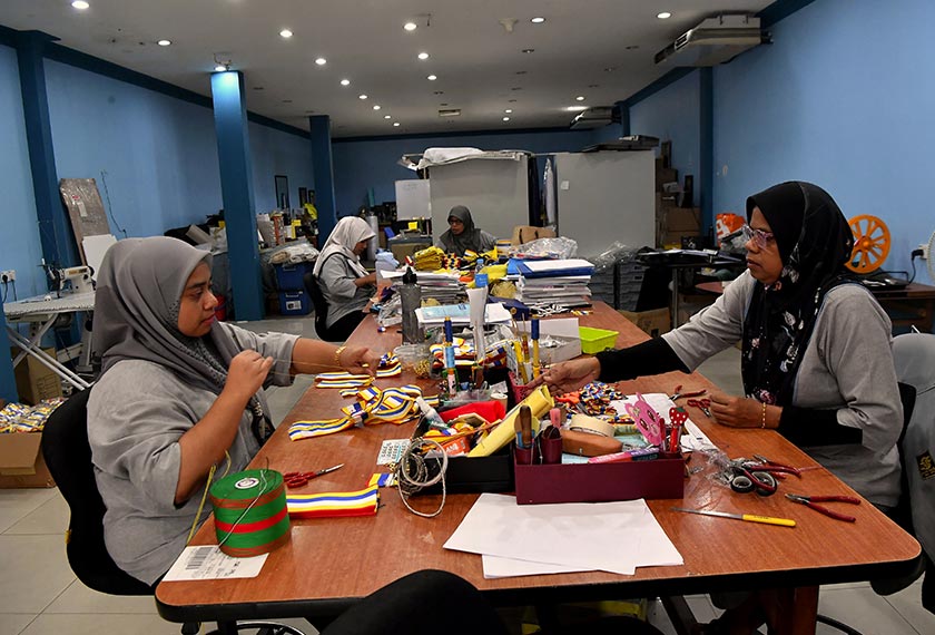 Kakitangan Mariwasa Kraftangan Sdn Bhd menghasilkan selempang negeri Pahang untuk kegunaan sempena majlis perkahwinan kerabat Diraja Pahang. - Gambar Bernama