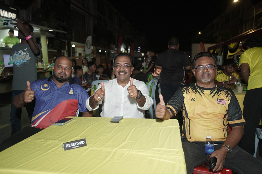 ADUN Sentosa, Dr. Gunarajah George (tengah) dan Naib Presiden Persatuan Pengusaha Restoran India Malaysia (PRIMAS) Datuk C. Krishnan hadir memeriahkan acara di Buharry Briyani Bistro..