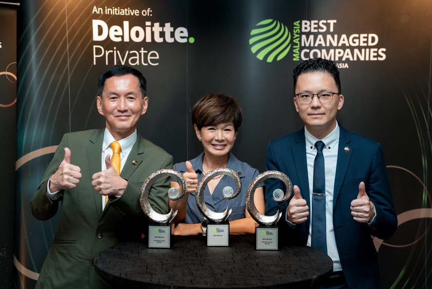 Pengarah Urusan Kumpulan & Ketua Pegawai Eksekutif LBS, Datuk Wira Joey Lim Hock Guan (kiri), di samping Pengarah Eksekutif LBS, Datuk Cynthia Lim (tengah) dan Timbalan Ketua Pegawai Eksekutif LBS, Lim Kim Kiat (kanan) mempamerkan tiga buah trofi Anugerah Syarikat Pengurusan Terbaik Deloitte Malaysia
