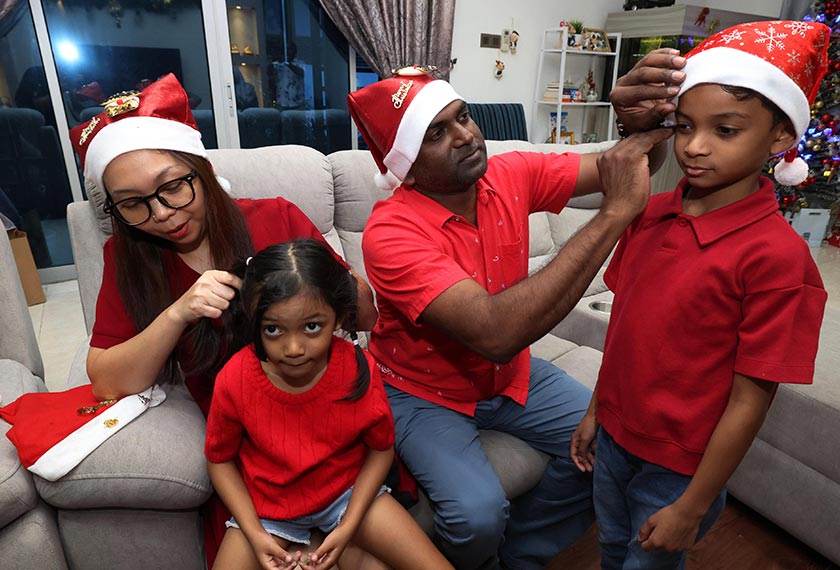 Steven Sam (dua dari kanan) bersama isteri dan anak-anaknya berpeluang meraikan Krismas dalam suasana yang kaya dengan kemeriahan adat budaya. - Bernama