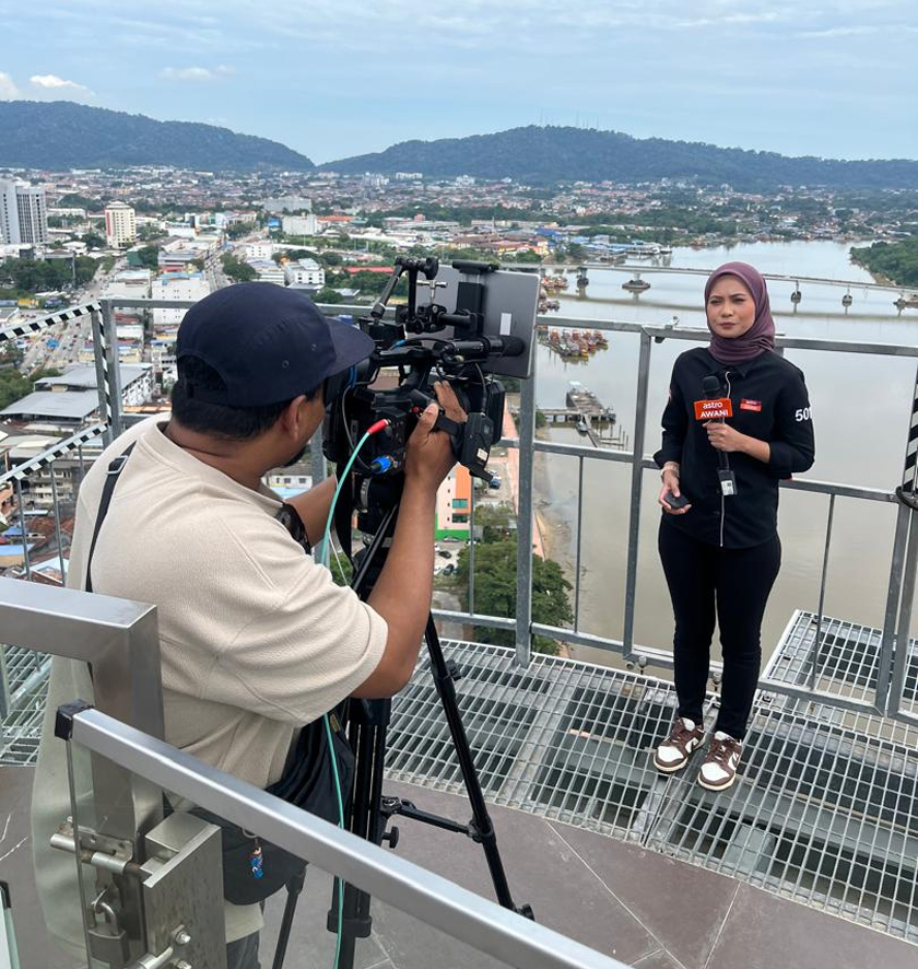 Selama 30 minit dan bersiaran secara langsung, Nursyazwani membacakan berita-berita tempatan dan antarabangsa berlatar belakangkan pemandangan serta alam semulajadi ibu kota Pahang itu. - Foto Astro AWANI