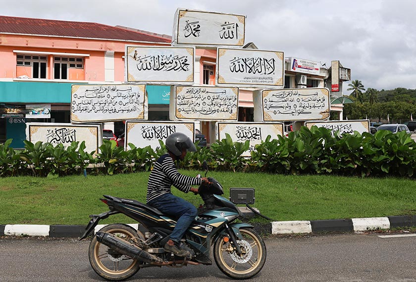 Susunan 10 batu marmar yang dihiasi ukiran zikir dan potongan ayat al-Quran di Persimpangan Bendahara kini menjadi tarikan baharu bagi pengunjung yang melalui Gua Musang. --fotoBERNAMA
