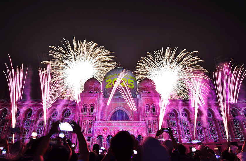 Orang ramai menyaksikan persembahan bunga api dan pertunjukan Light and Motion Putrajaya (LAMPU) 2024 pada sambutan Tahun Baharu 2025 di Dataran Putrajaya malam tadi. --fotoBERNAMA