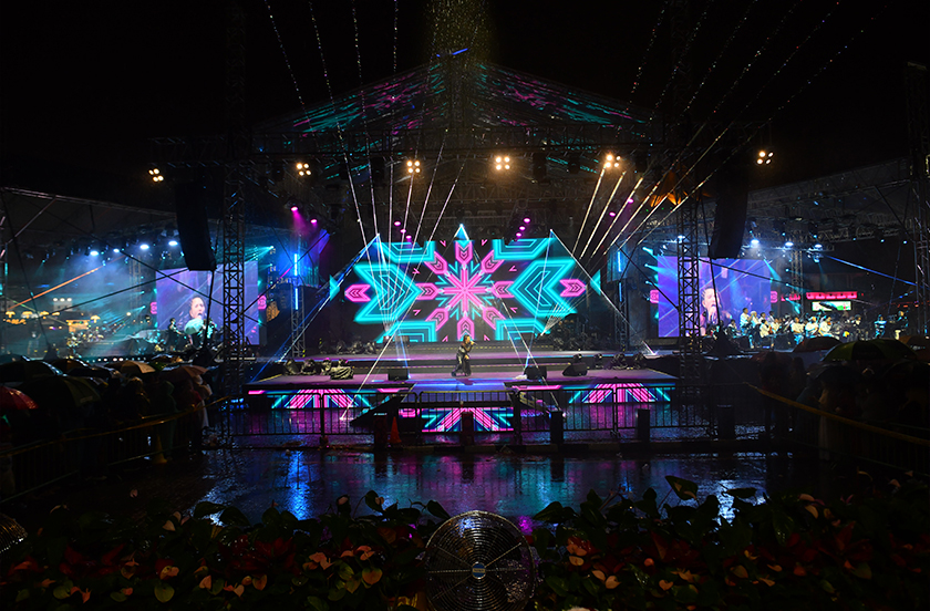 Keadaan hujan lebat tidak menghalang keterujaan warga Sarawak untuk menyertai Sambutan Tahun Baharu 2025 peringkat negeri di Tebingan Sungai Kuching malam tadi. --fotoBERNAMA