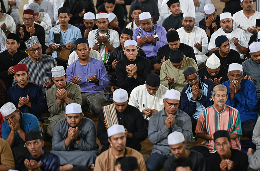 Para jemaah mengaminkan doa selepas mununaikan solat sunat hajat semasa menghadiri Program Malam Munajat Terengganu Darul Iman di Stadium Tertutup, Kompleks Sukan Negeri di Kuala Nerus malam tadi. --fotoBERNAMA 