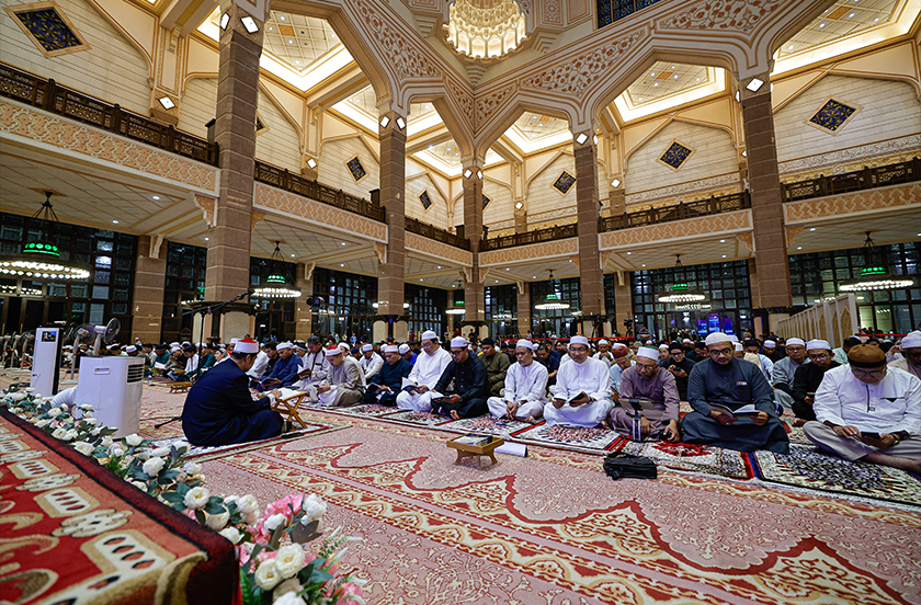 Muslimin dan muslimat mengisi waktu menunggu ambang Tahun Baharu 2025 dengan menunaikan solat sunat hajat, membaca Al-Quran dan mendengar ceramah keagamaan pada Program Gema Syukur 2025 di Masjid Putra, Putrajaya, semalam. --fotoBERNAMA