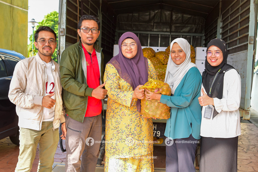 Sesi penyerahan 1.5 tan benih bawang merah MARDI BAW-1 kepada Jabatan Pertanian Malaysia pada Januari lalu. - Facebook MARDI
