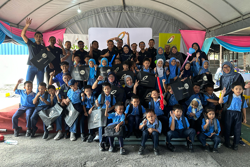 Gambar kenangan bersama penerima Program Ikhlas Back to School Sungai Besar, Selangor. - Foto BERNAS