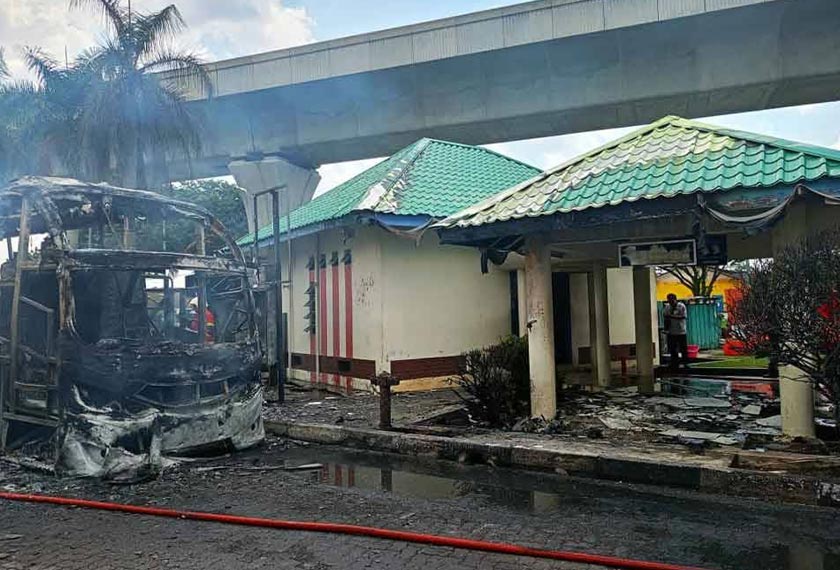 Kebakaran turut mengakibatkan struktur di kawasan hentian sebelah Serdang mengalami kerosakan.