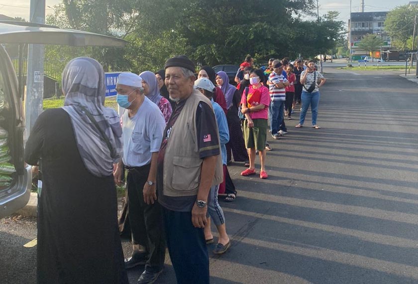 Orang ramai beratur untuk mendapatkan beras super Import dengan harga RM5