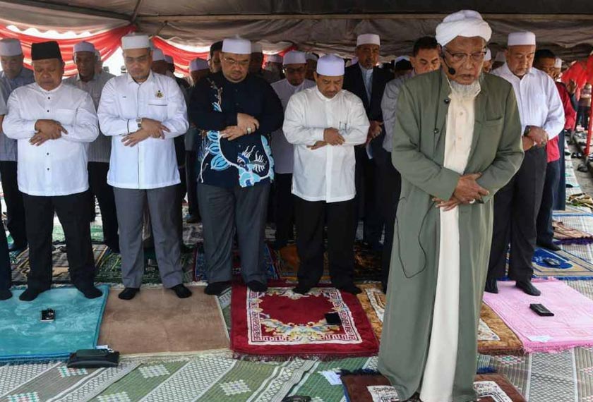  Solat hajat itu diimamkan oleh Timbalan Pengerusi Jabhah Pondok Kelantan dan Penasihat Kesatuan Pondok Kelantan, Syeikh Wazir Che Awang. - Foto Sinar Harian
